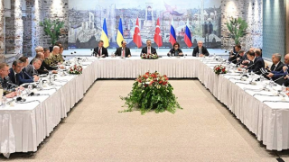 Thời khắc thử thách của ngoại giao hòa bình