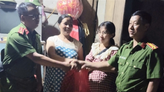 Công an xã hỗ trợ sản phụ vượt lũ đến trung tâm y tế