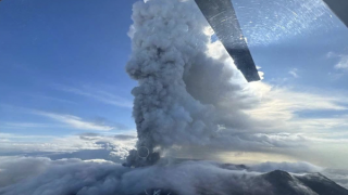 Núi lửa tại Nga "thức giấc" sau gần 600 năm, cột tro bụi cao 6.000m