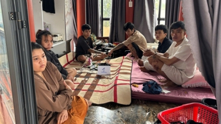 Chủ vắng nhà, 6 nam nữ tổ chức sử dụng ma túy