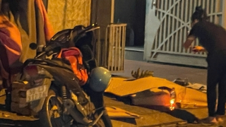 Người đàn ông tử vong bất thường bên cạnh xe máy trên vỉa hè