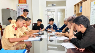 Triệu tập 6 học sinh lớp 11 chạy xe lạng lách, mang theo hung khí, va chạm giao thông