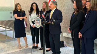 Ly kỳ vụ án chai nước bỏ lại ở sân bay