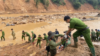 Tuổi trẻ Công an Điện Biên vào bản làng giúp dân dọn dẹp sau lũ