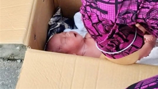 Đôi nam nữ cãi nhau rồi bỏ lại thùng giấy có bé sơ sinh