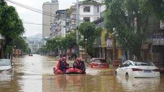 Bắc Kinh sơ tán hơn 82.000 dân, phát cảnh báo đỏ vì mưa bão