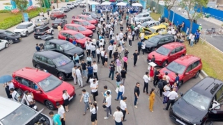 VinFast bàn giao lô xe Limo Green đầu tiên cho khách hàng