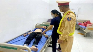 CSGT kịp thời hỗ trợ cấp cứu nam thanh niên đau tim giữa đường