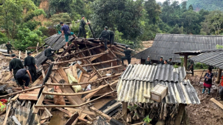 Dầm mình trong bùn đất, giúp dân khắc phục hậu quả mưa lũ