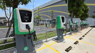 Bộ KH&CN nói gì về tiêu chuẩn liên quan đến trụ, trạm sạc xe điện?