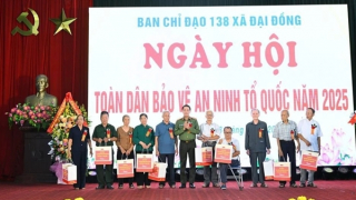Deputy Minister Le Quoc Hung attends “All People Protecting National Security” Festival in Bac Ninh