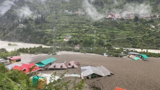 Khoảnh khắc lũ quét nhấn chìm ngôi làng tại Ấn Độ