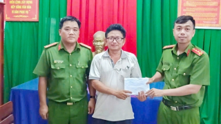 Công an phường xác minh, trao trả tài sản cho người đánh rơi