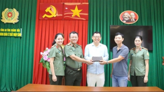 Trao lại tài sản cho một người Hàn Quốc đã đánh rơi