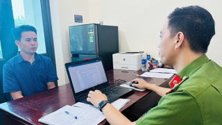 Giao xe máy cho con gây tai nạn chết người, cả hai cha con bị khởi tố