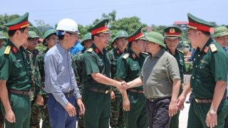Thủ tướng kiểm tra tiến độ cầu Phong Châu và khảo sát tuyến đường sắt Lào Cai-Hà Nội-Hải Phòng