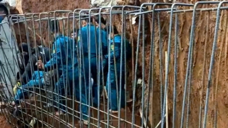 Một công nhân đang làm đường thì bị đất sạt lở vùi lấp