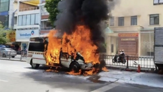 Xe ô tô 16 chỗ chở khách bốc cháy sau va chạm vào đuôi xe tải