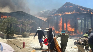 Đốt rác giữa trưa nắng, bà hỏa thiêu rụi luôn 5 căn nhà gỗ tiền tỷ