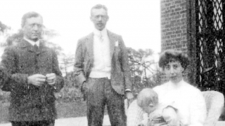 Chiếc chân giả của Howard Burnham