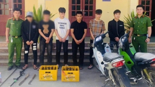 Bắt nhóm quái xế “trẻ trâu” ném vỏ chai bia vào nhà dân