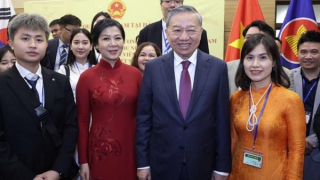 Tổng Bí thư Tô Lâm gặp gỡ nhân viên Đại sứ quán và người Việt Nam tại Hàn Quốc