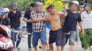 Khống chế đối tượng có biểu hiện bất thường, cầm dao cố thủ trong bãi đất trống