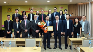 Trao Kỷ niệm chương “Bảo vệ an ninh Tổ quốc” tặng cán bộ Bộ Ngoại giao Hoa Kỳ