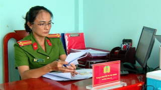 Nữ trưởng Công an xã tận tụy với công việc