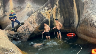 Cảnh sát lặn tìm thi thể thiếu niên chết đuối dưới suối sâu trong lúc dã ngoại