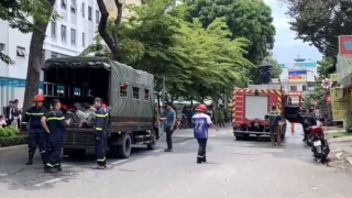 Giải cứu cụ già ngồi xe lăn và 2 trẻ nhỏ trong vụ cháy căn nhà 2 tầng