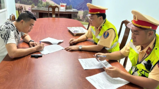 Bị xử phạt hơn 234 triệu đồng vì chở người quá quy định, tài xế không giấy phép