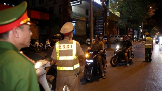 Công an phường cùng CSGT tổng kiểm tra hành chính, xử lý vi phạm trong đêm