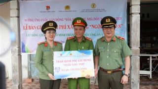 Công an Cửa khẩu CHKQT Tân Sơn Nhất bàn giao kinh phí xây dựng “Ngôi nhà 19/8” tại Đồng Tháp