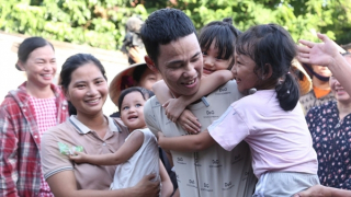 Người đàn ông nuôi gà lôi trắng trở về trong sự vui mừng của gia đình và hàng xóm