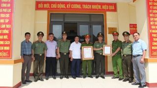 Gắn biển công trình chào mừng 80 năm Ngày truyền thống CAND