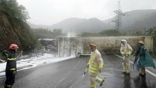 Va chạm giao thông, xe container lật ngang bốc cháy giữa đèo