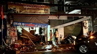 Xác minh vụ taxi công nghệ lao lên vỉa hè tông 2 người bị thương