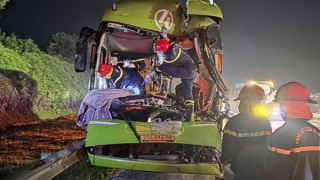 Cảnh sát giải cứu 2 người bị kẹt trong xe khách sau TNGT