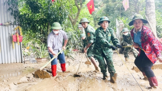 Lửa trong lũ và trái tim người giữ bản