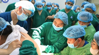 Ca mổ "cân não" lấy thai cho sản phụ nặng gần 200kg