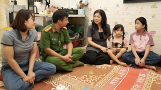 Phu nhân Tổng Bí thư thăm, tặng quà CBCS Công an và người dân tỉnh Sơn La