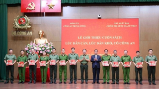 Lấy những tấm gương trong cuốn sách "Lúc dân cần, lúc dân khó, có Công an" làm động lực rèn luyện