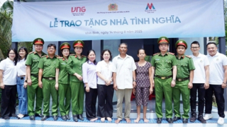 Văn phòng Cơ quan CSĐT Bộ Công an bàn giao 10 căn nhà tặng người dân