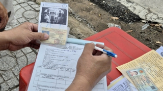 Tài xế "tâm phục khẩu phục" khi CSGT trưng hình ảnh vi phạm