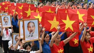 Lễ chào cờ "Tôi yêu Tổ quốc tôi" diễn ra trên khắp cả nước