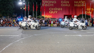 Người dân xem Cảnh sát biểu diễn siêu mô tô, nghe quân nhạc bên hồ Gươm