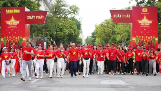 Rực rỡ áo cờ đỏ sao vàng trong ngày hội “Cùng Việt Nam tiến bước”