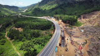 Tăng tốc thi công cao tốc La Sơn - Hòa Liên trước mùa mưa bão