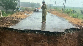 Mưa lũ gây sập cầu ở Đồng Nai